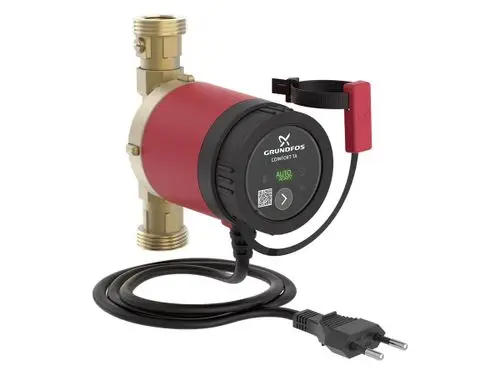 Grundfos Umwälzpumpe mit rotem Gehäuse und schwarzem Display. Anschlüsse für Wasserleitungen und Netzstecker sind sichtbar. Gerät hat eine Auto-Adapt-Funktion.
